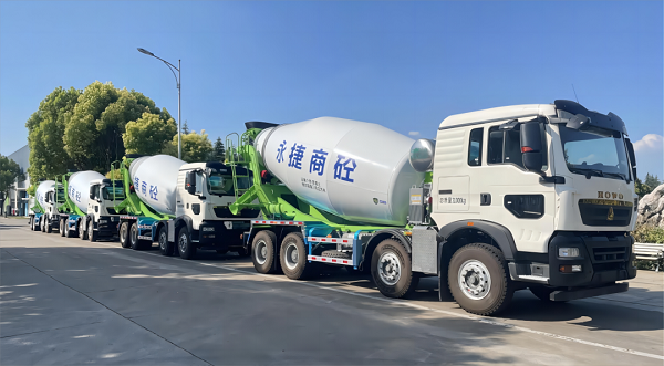 重汽&凌宇攪拌車交付客戶 重汽&凌宇攪拌車交付客戶